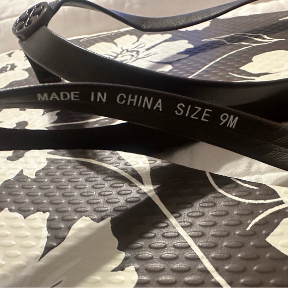 New Tory Burch flip flops - Picture 3 of 3